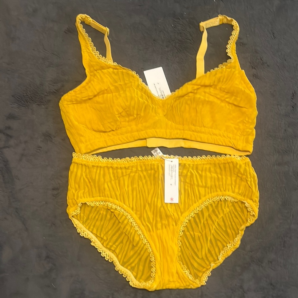 Stunning cosabella bra and panty set.